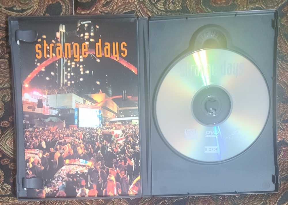 Strange Days DVD movie collectible [Barcode 086162104251] - Main Image 3