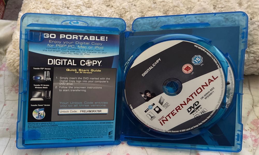 The International Blu-ray movie collectible [Barcode 5051124094449] - Main Image 3