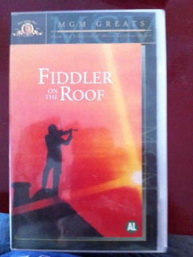 Fiddler on the Roof VHS movie collectible [Barcode 8712626002857] - Main Image 1