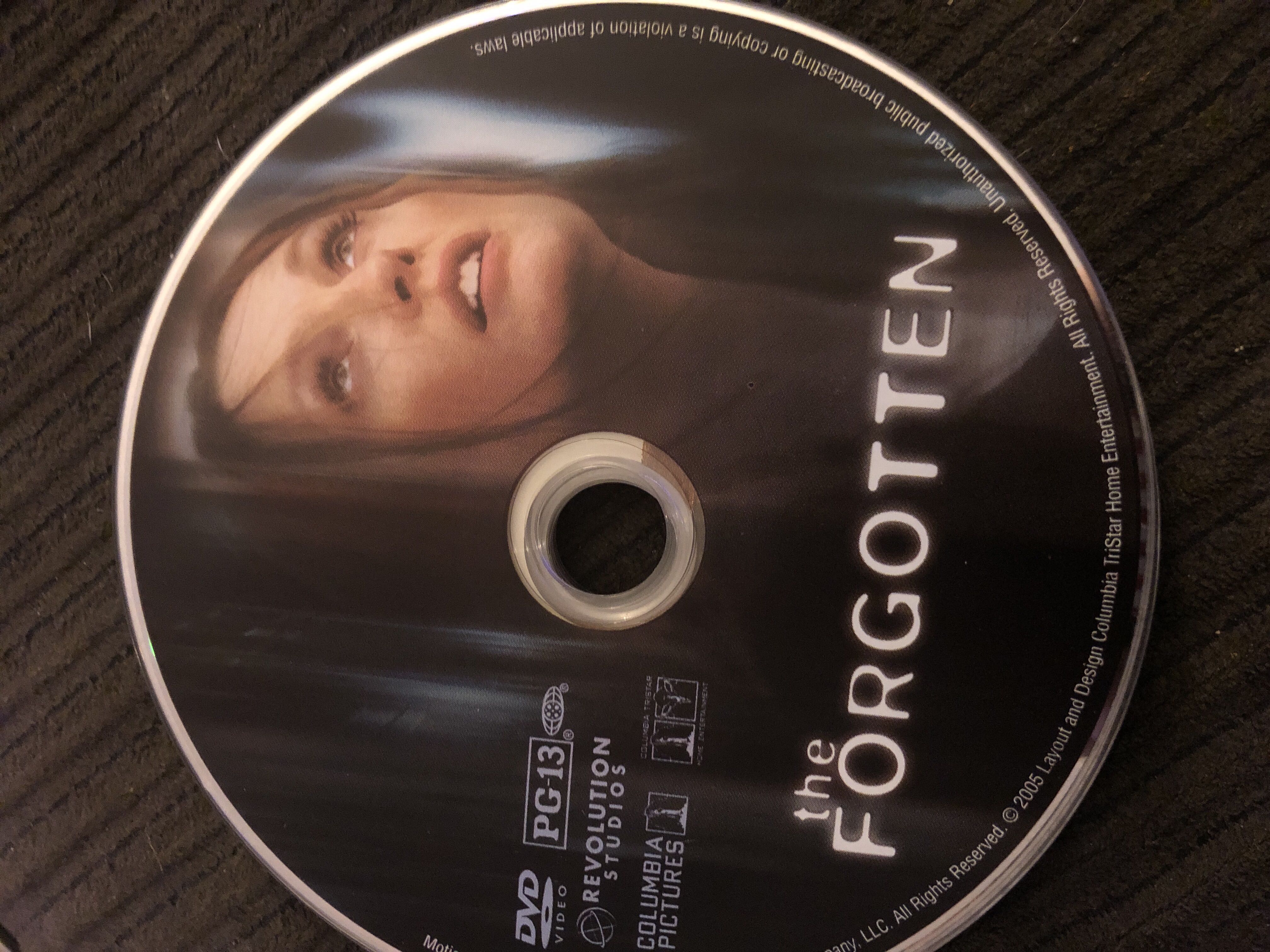 The Forgotten DVD movie collectible [Barcode 043396100787] - Main Image 3