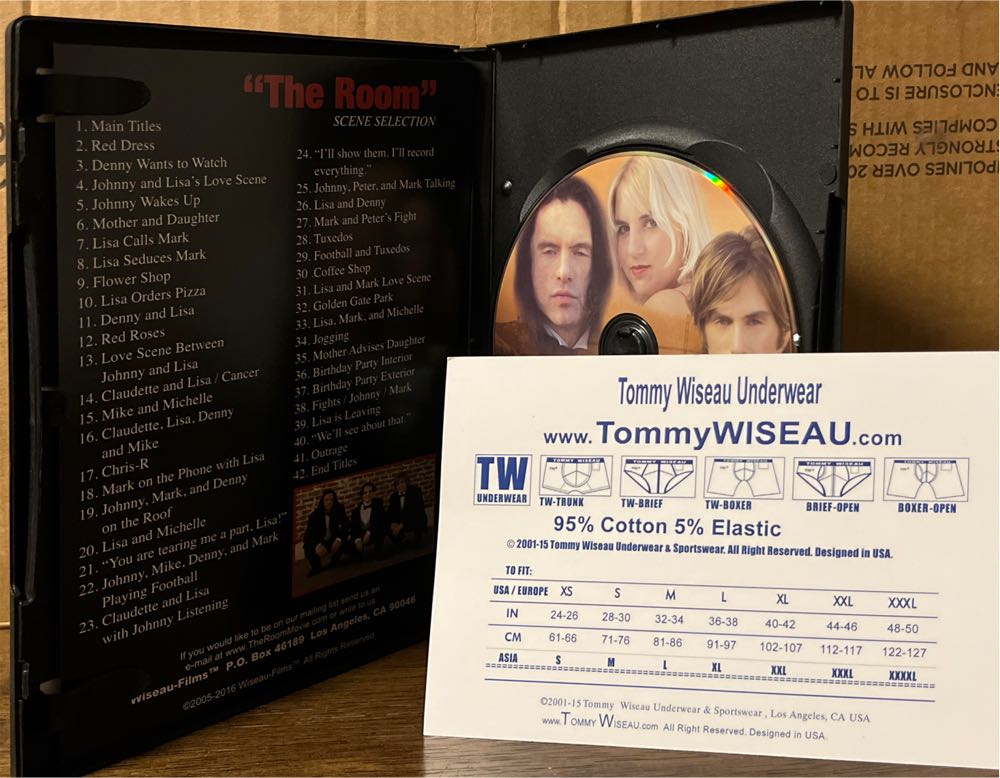 Th e Room Plex movie collectible [Barcode 881677825451] - Main Image 3