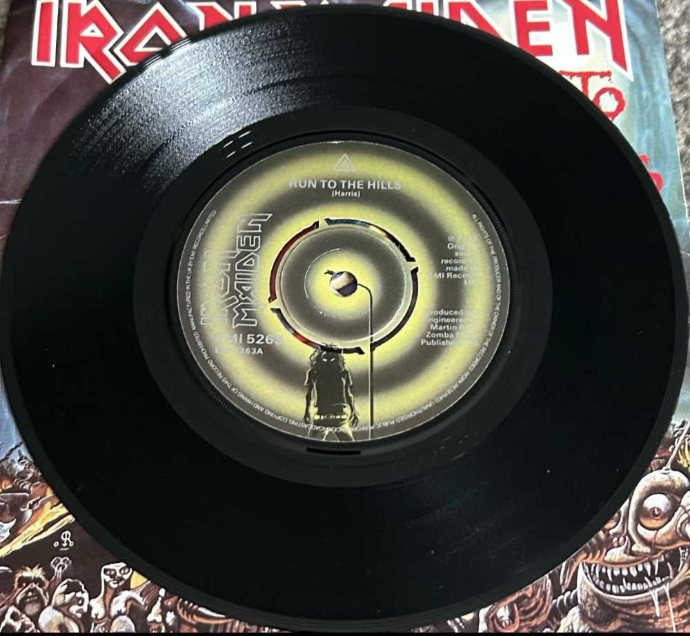 03 - 7” Single - Iron Maiden (06) - Run To The Hills - Iron Maiden (7” - 9) music collectible [Barcode 881034111760] - Main Image 3