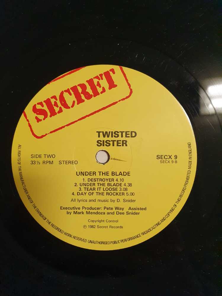 02 - Album - Twisted Sister (01) - Under the Blade - Twisted Sister (12” - 36) music collectible - Main Image 2