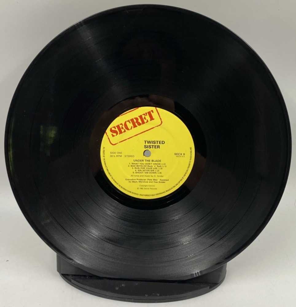 02 - Album - Twisted Sister (01) - Under the Blade - Twisted Sister (12” - 36) music collectible - Main Image 3