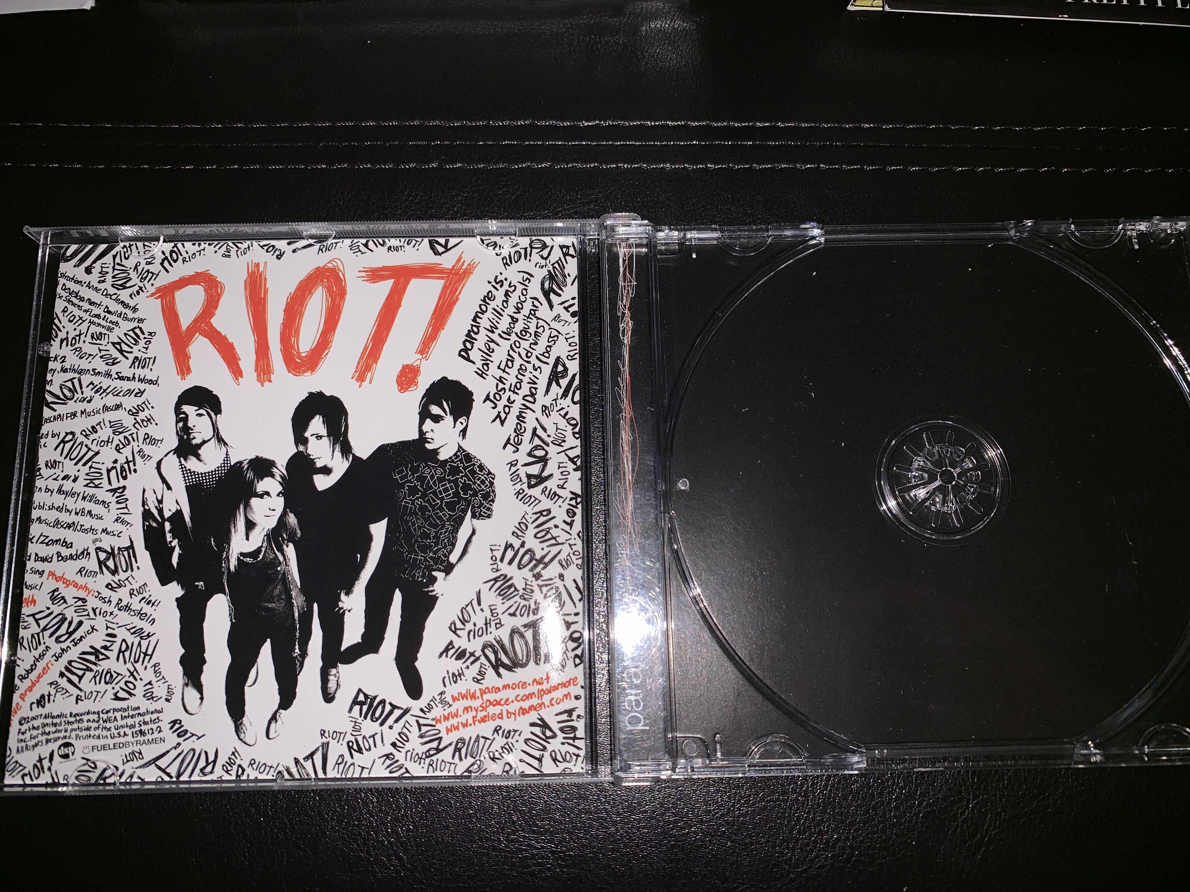 Riot! - Paramore (CD - 39) music collectible [Barcode 075678998058] - Main Image 3