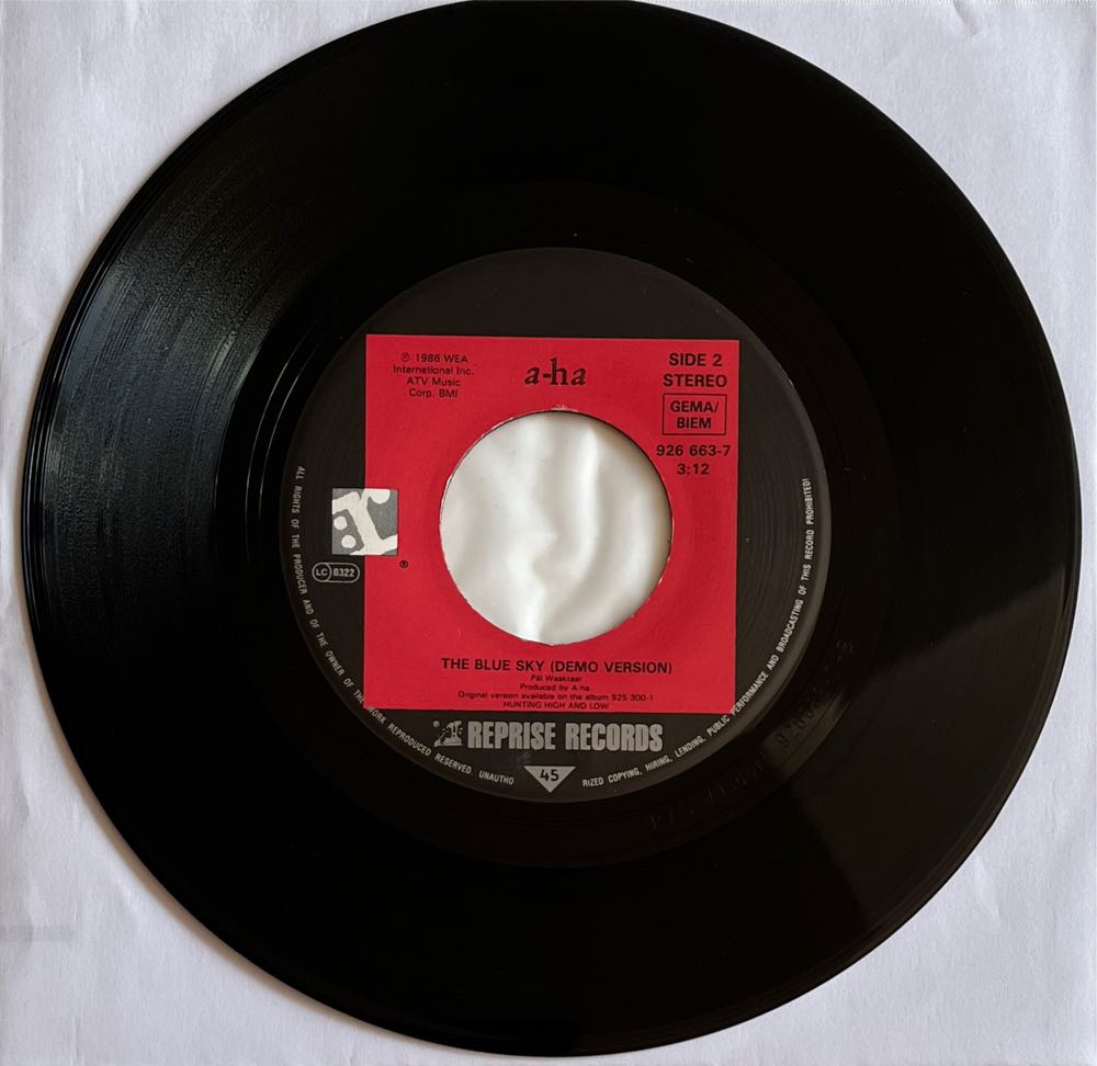 Hunting High And Low - a-ha ‎ (7” - 7) music collectible - Main Image 4