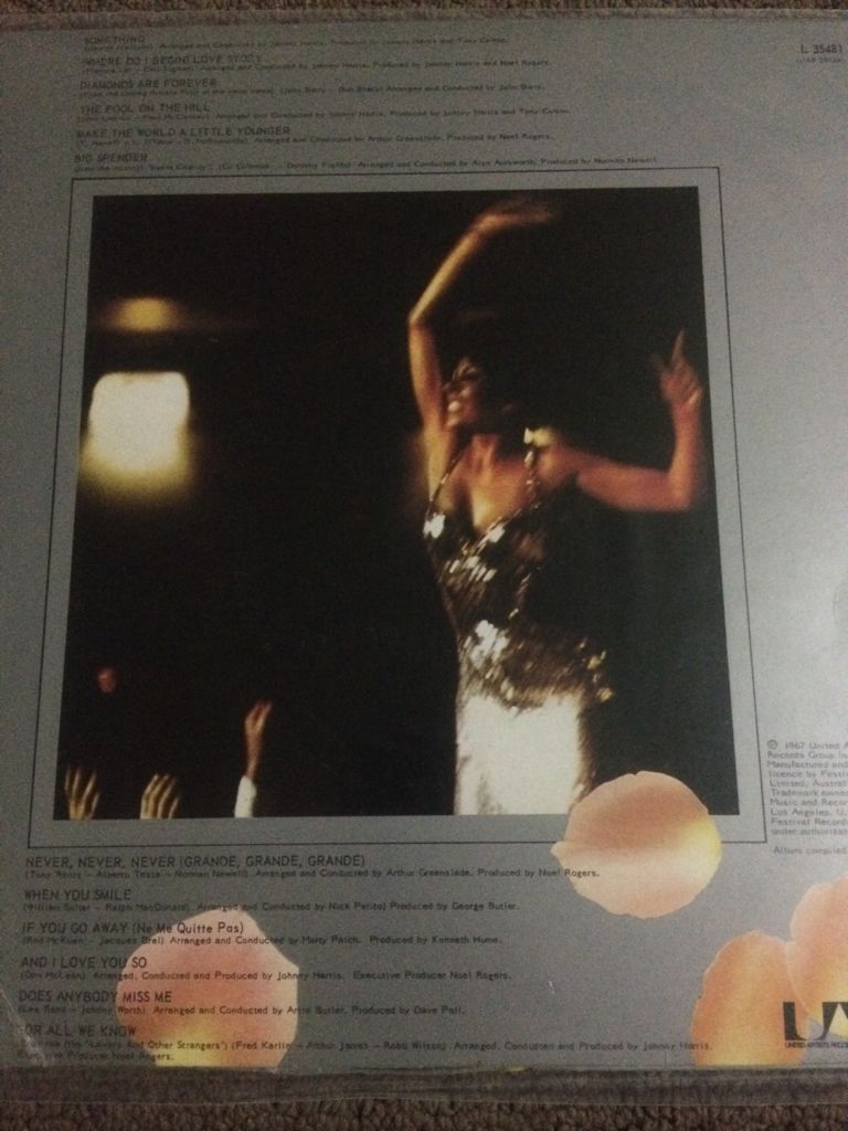 The Singles Album - Shirley Bassey (12”) music collectible - Main Image 2