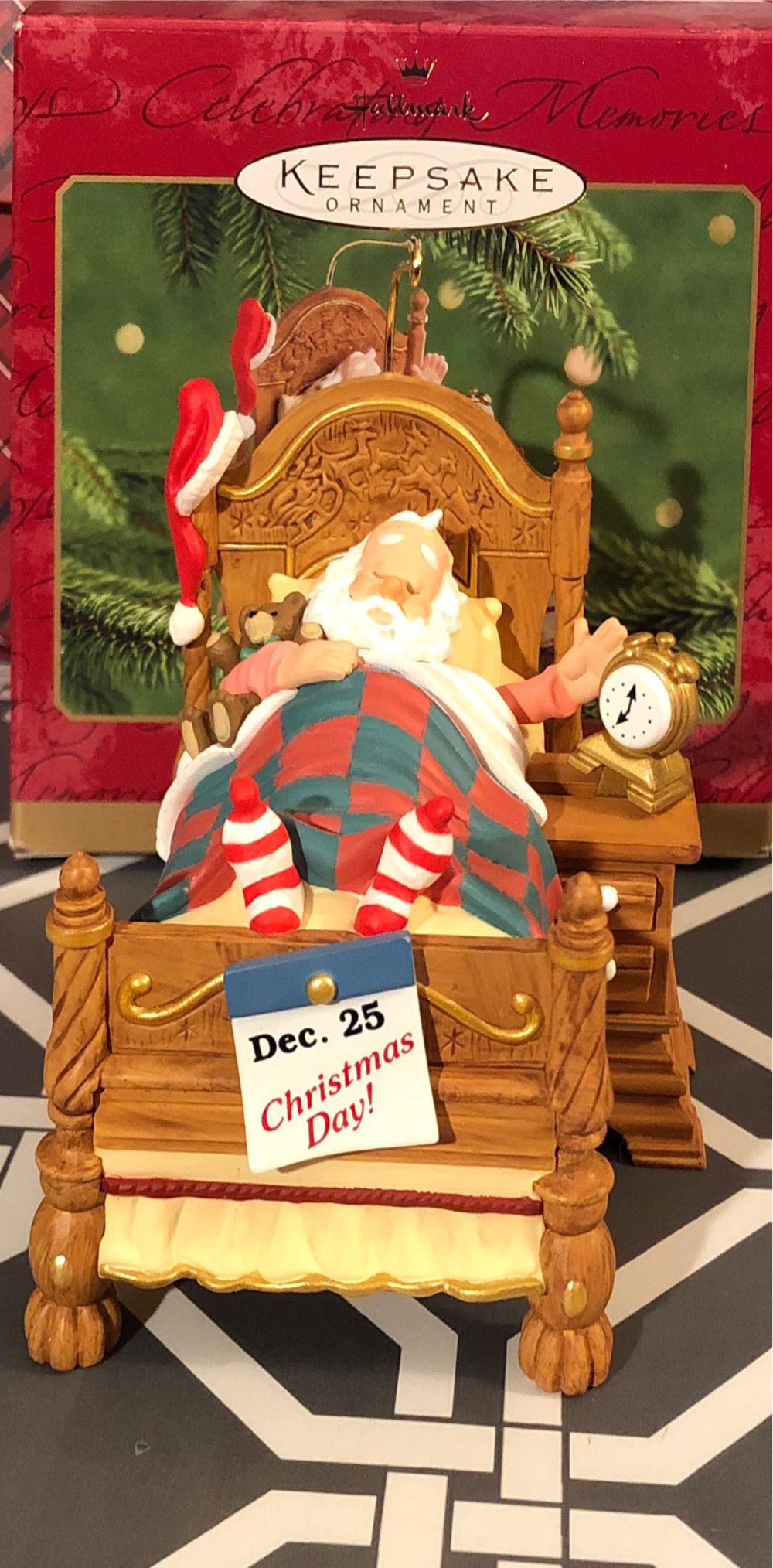 Snoozing Santa - Snoozing (Snoozing Santa) ornament collectible [Barcode 015012601275] - Main Image 4