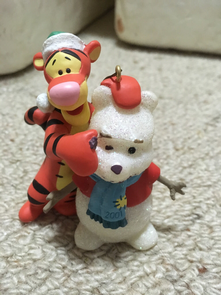 A Familiar Face - Hallmark Keepsake (Pooh And Friends) ornament collectible [Barcode 015012611595] - Main Image 2