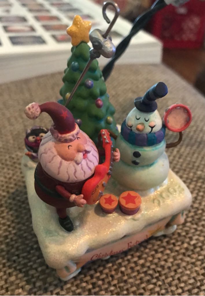 Play It Again, Santa! - Magic Plug-in (Magic - Sound & Motion) ornament collectible [Barcode 015012728361] - Main Image 2