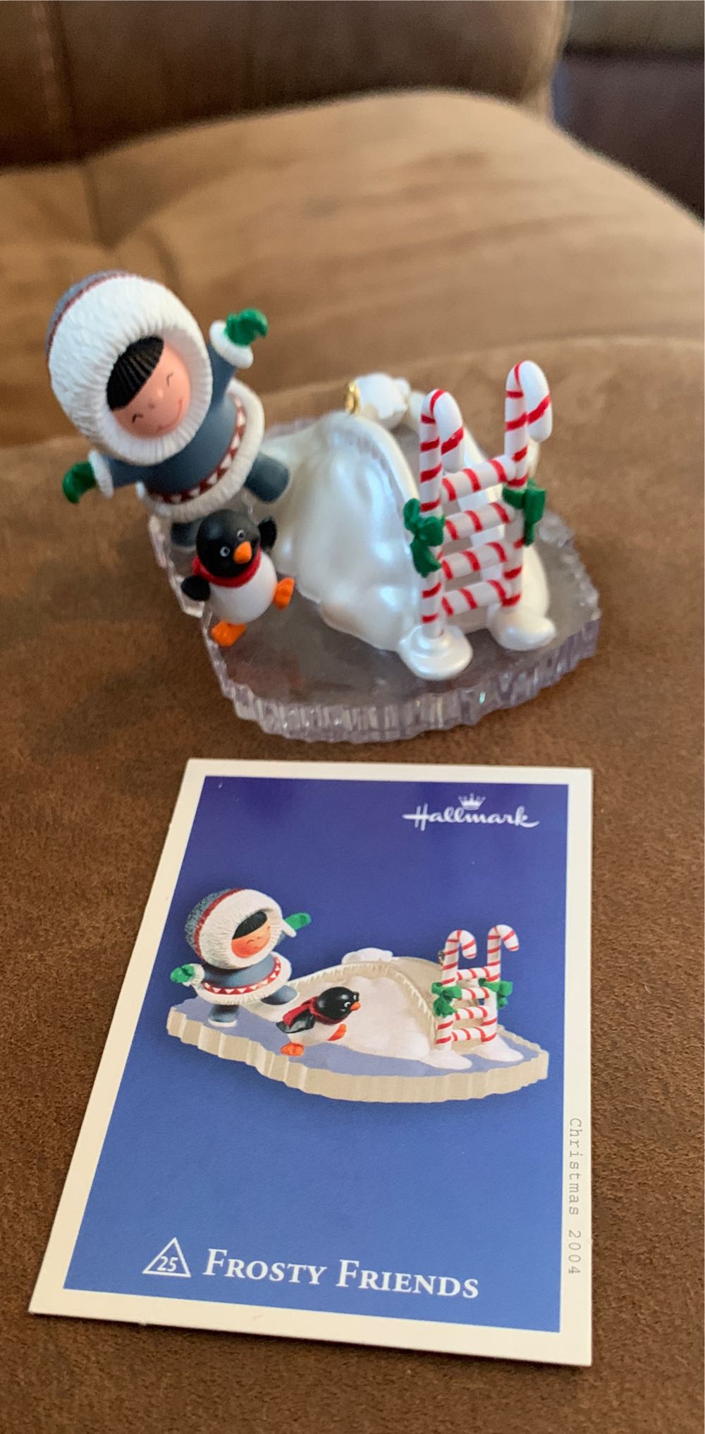 Frosty Friends #25 (2004) - Frosty Friends (Eskimo, Penguin, Seal) ornament collectible [Barcode 015012784725] - Main Image 3