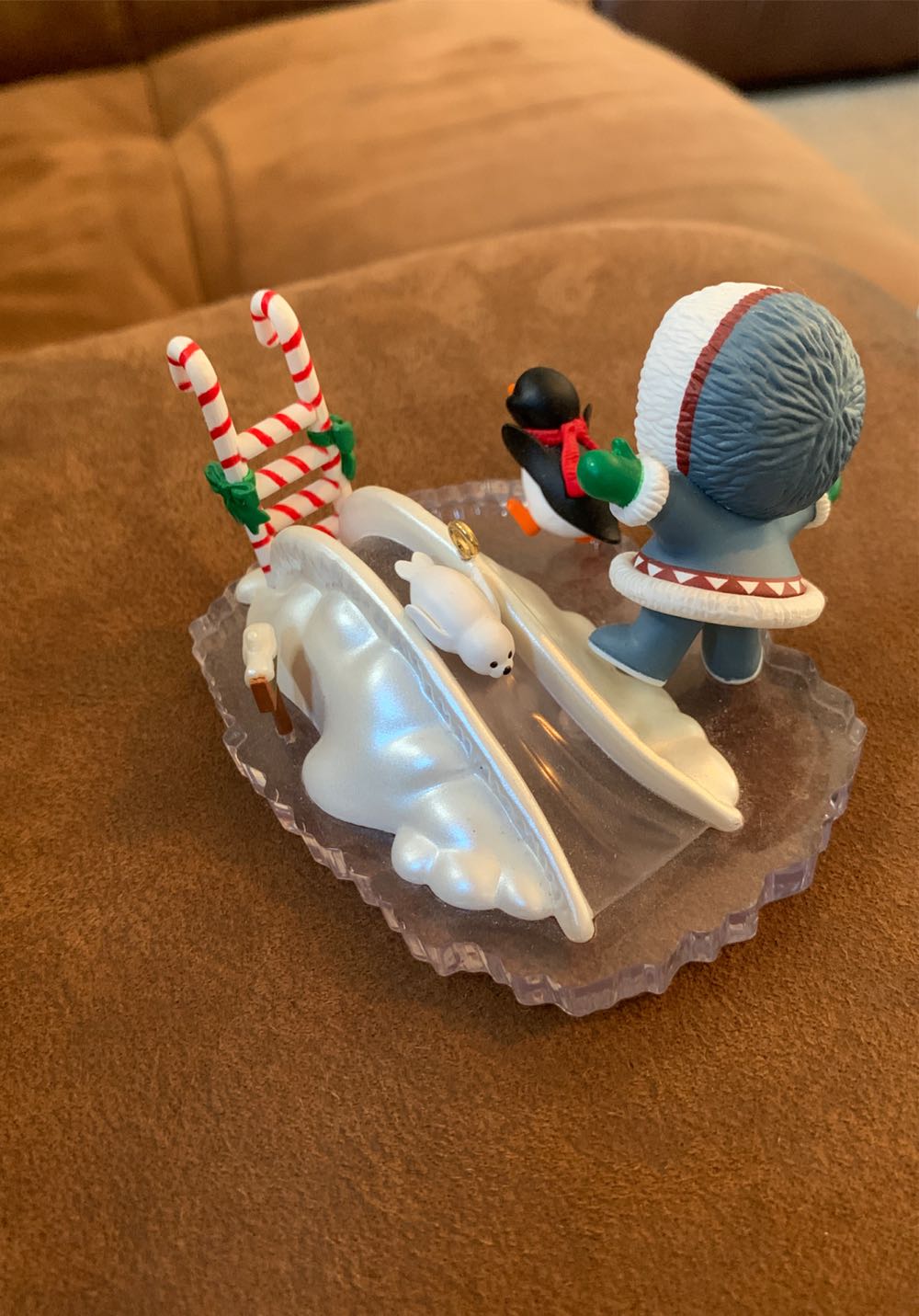 Frosty Friends #25 (2004) - Frosty Friends (Eskimo, Penguin, Seal) ornament collectible [Barcode 015012784725] - Main Image 4