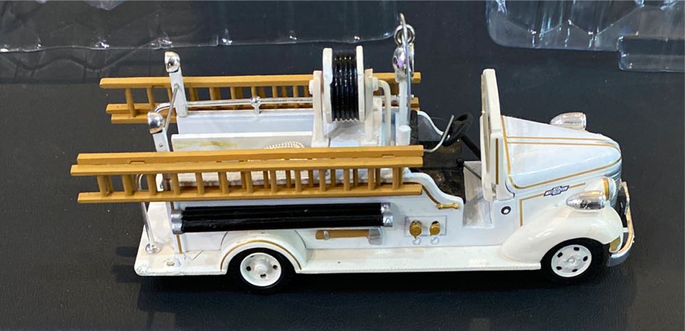 1938 Chevrolet Fire Engine - Fire Brigade (Firetrucks) ornament collectible [Barcode 015012857252] - Main Image 2