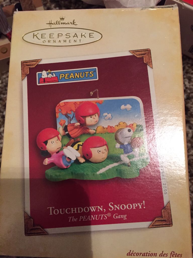 Peanuts Touchdown, Snoopy! - The Peanuts Gang (Peanuts Christmas) ornament collectible [Barcode 015012871067] - Main Image 1