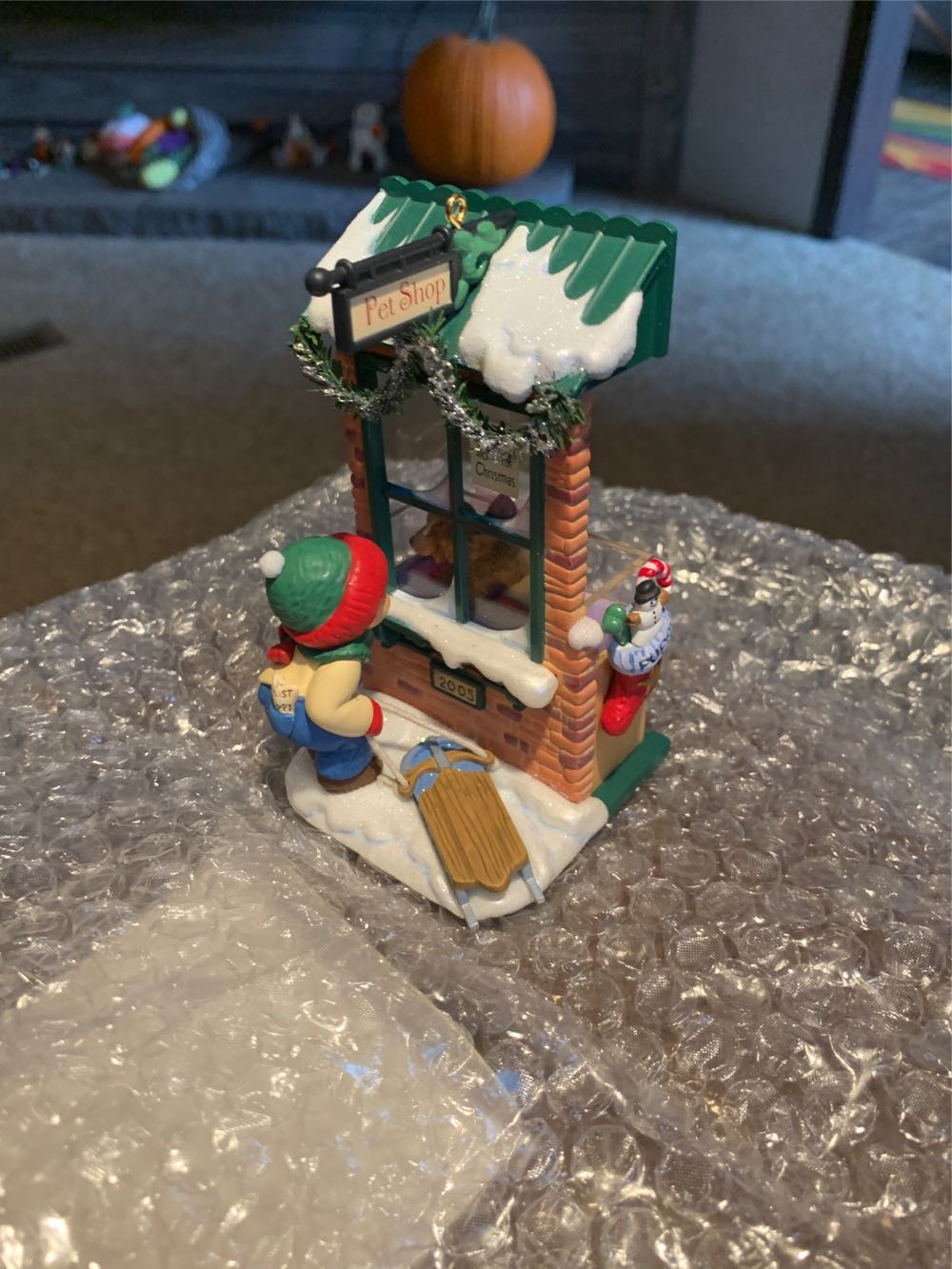 Christmas Window - Pet Shop - 2005 - Hallmark KOC Christmas Windows (3rd In Series: Pet Shop) ornament collectible [Barcode 015012872286] - Main Image 4