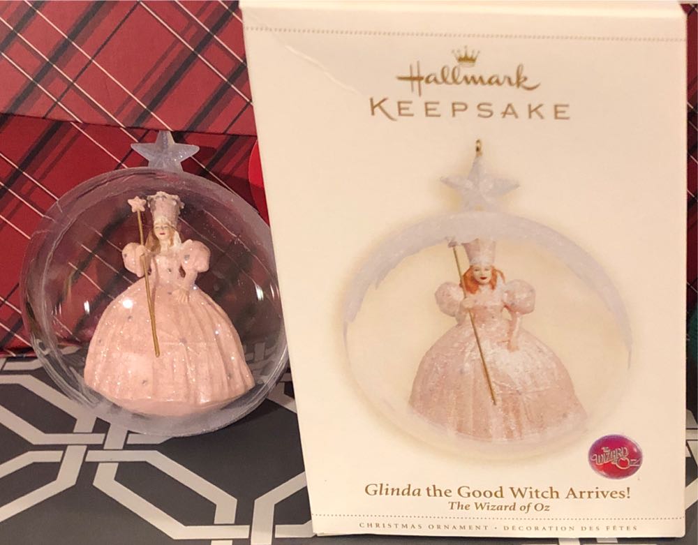 Oz - Glinda: “GLINDA the GOOD WITCH ARRIVES!” - The Wizard of Oz - Munchkinland (Pop Culture) ornament collectible [Barcode 015012910452] - Main Image 4
