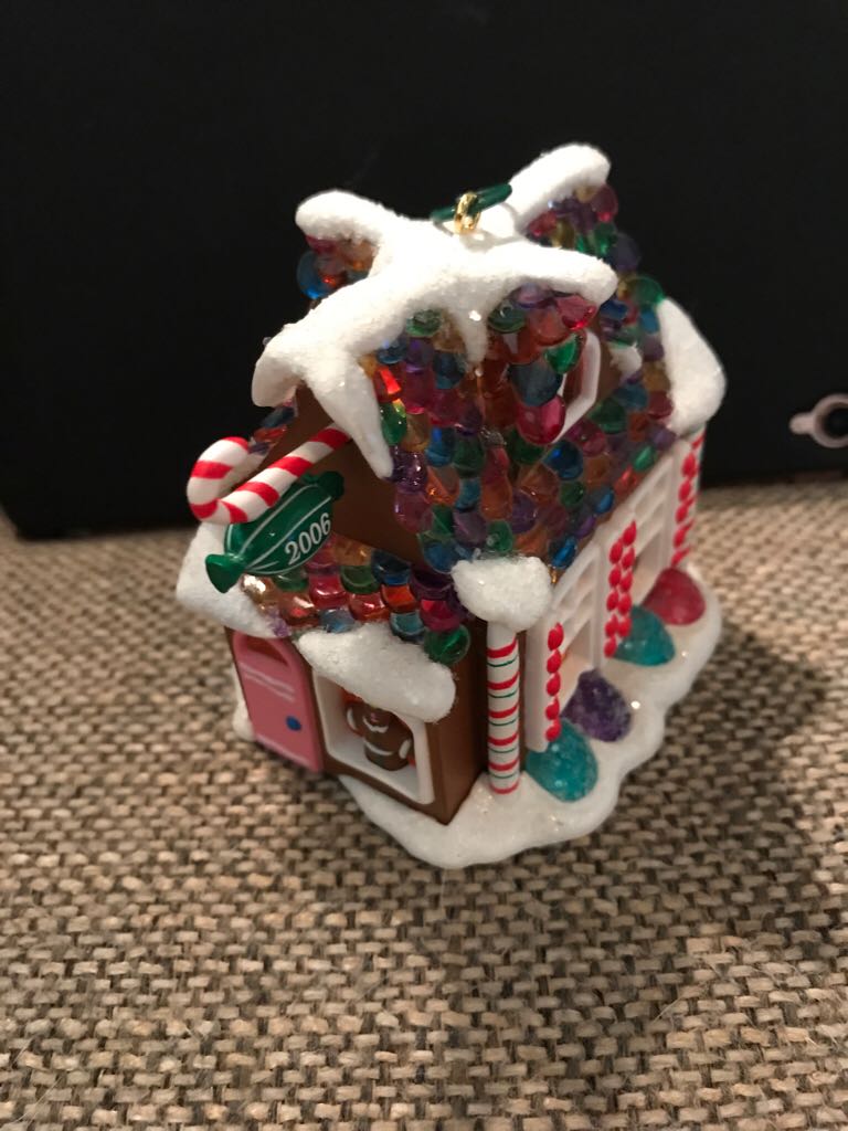 Sweet Shop - Noelville (Gingerbread) ornament collectible [Barcode 015012915846] - Main Image 2