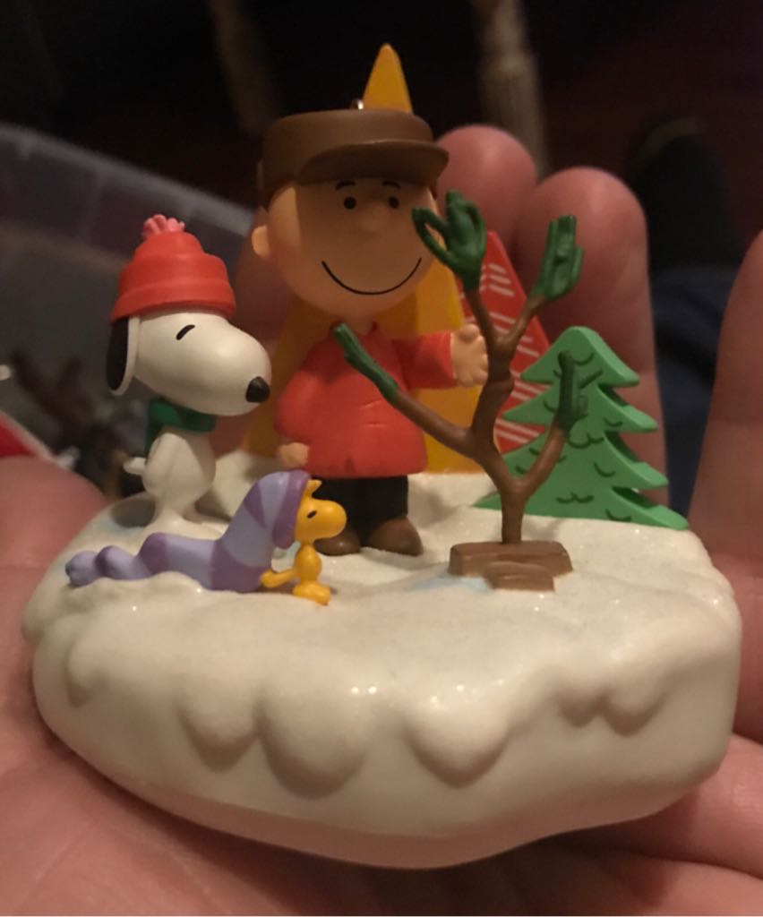A Charlie Brown Christmas Tree - The Peanuts Gang (Peanuts) ornament collectible [Barcode 015012922103] - Main Image 2