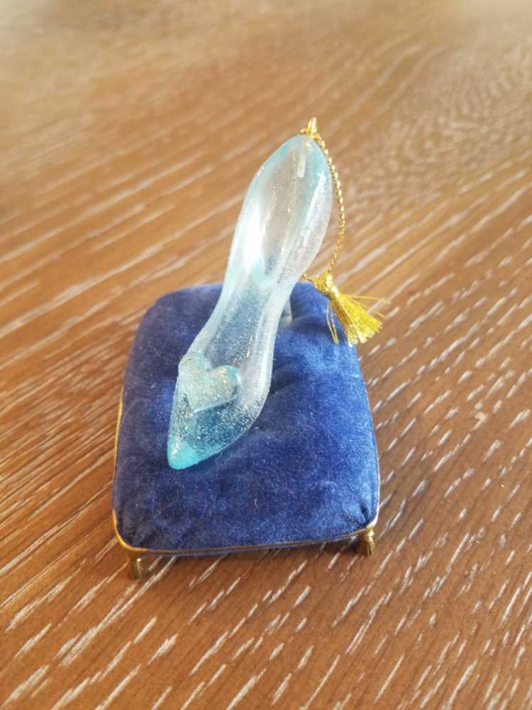 Cinderella’s Slipper - Disney Princess Cinderella (Disney) ornament collectible [Barcode 015012930511] - Main Image 2