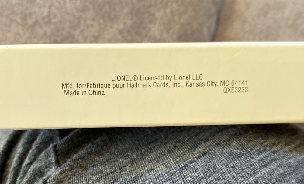 Santa Fe F3A Diesel Locomotive - Lionel Train Series (Trains) ornament collectible [Barcode 015012958386] - Main Image 3