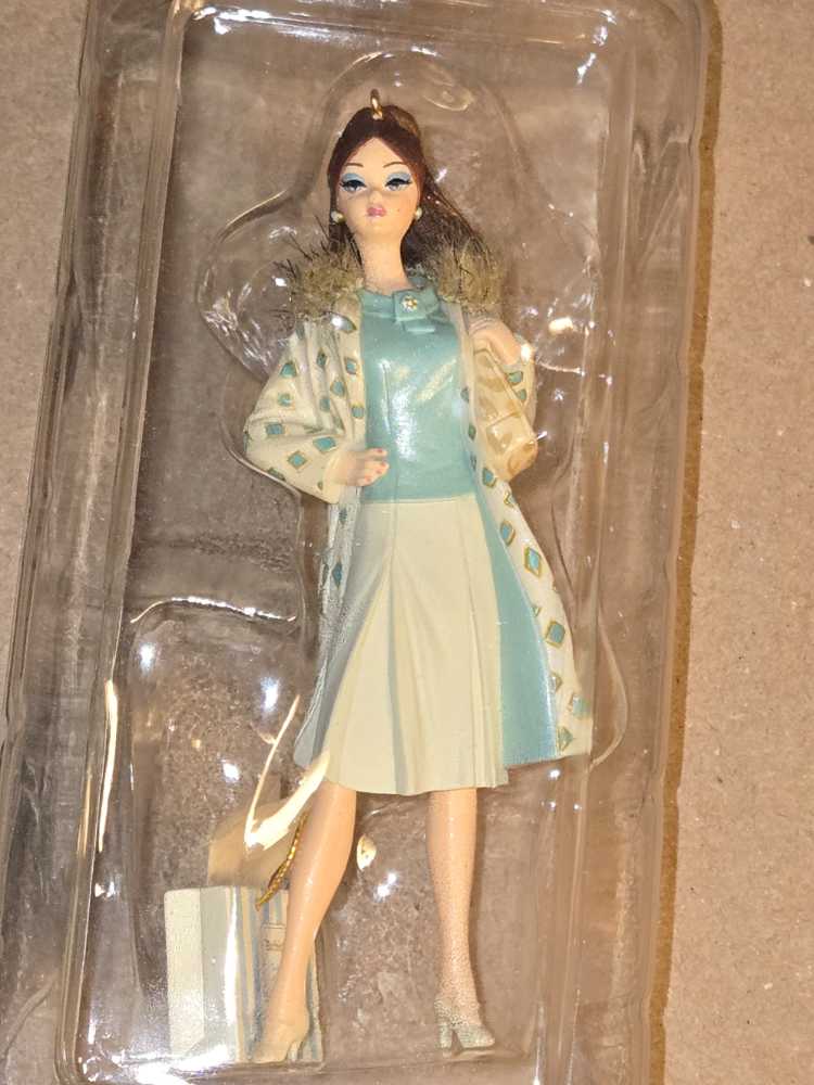Barbie Continental Holiday Barbie - Barbie (Barbie Fashion Model Collection) ornament collectible [Barcode 015012977554] - Main Image 4
