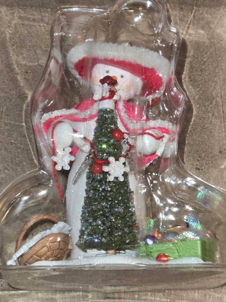 Decorating Snow Lady - Snowman (KOC) ornament collectible [Barcode 015012981834] - Main Image 4