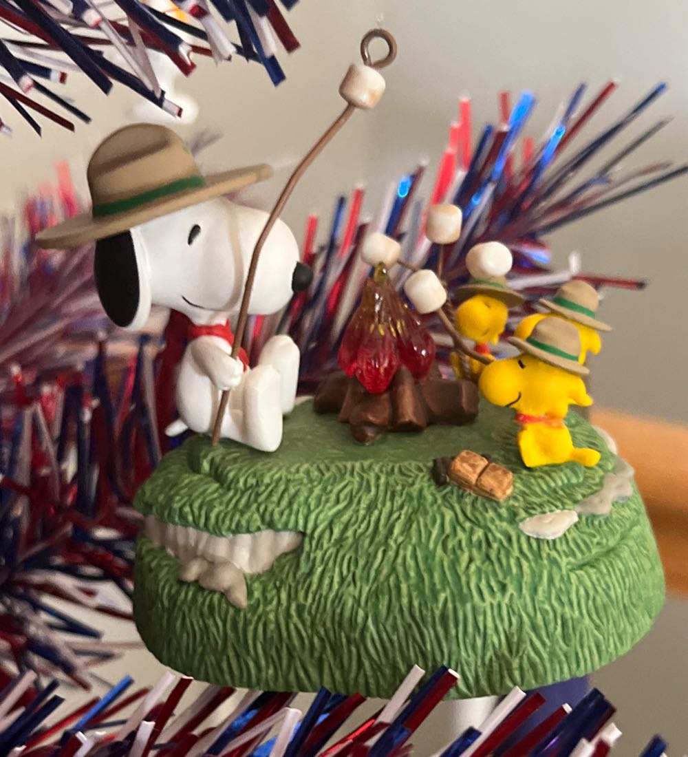 Beagle Scouts Campfire - Snoopy And The Beagle Scouts (Peanuts) ornament collectible [Barcode 015012984675] - Main Image 4