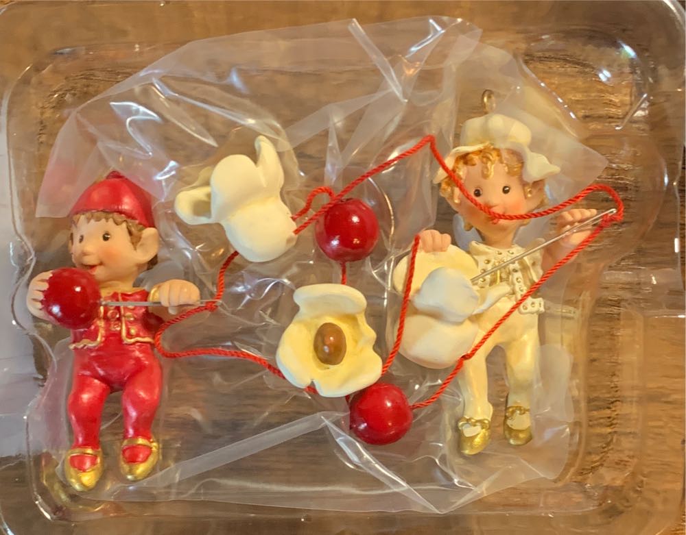 Holiday String-Along  (food) ornament collectible [Barcode 015012985498] - Main Image 3