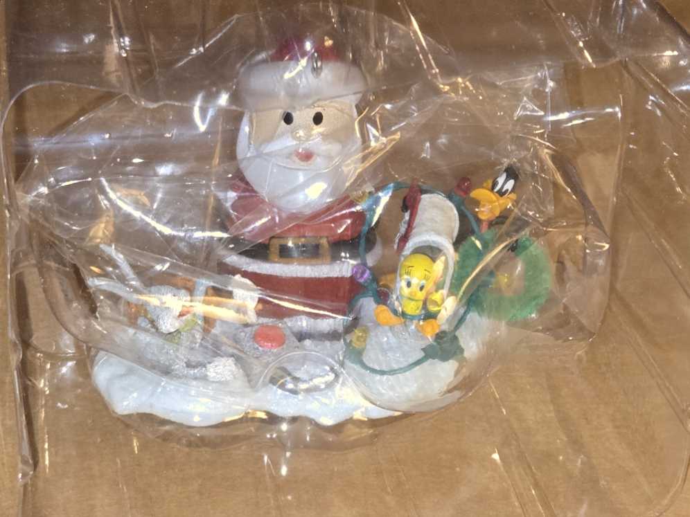 Deck The Yard - Looney Tunes (Cartoons) ornament collectible [Barcode 015012992724] - Main Image 4