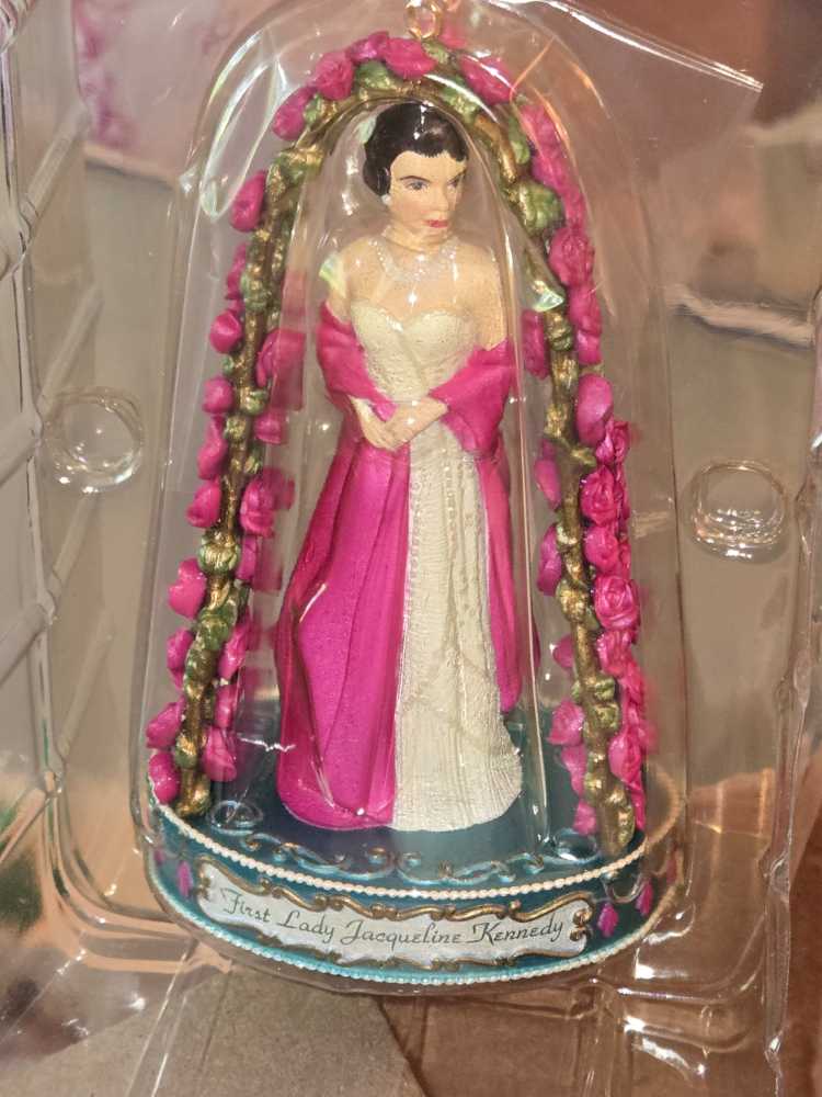 First Lady Jacqueline Kennedy - Kennedys (World Figures) ornament collectible [Barcode 018100515003] - Main Image 4