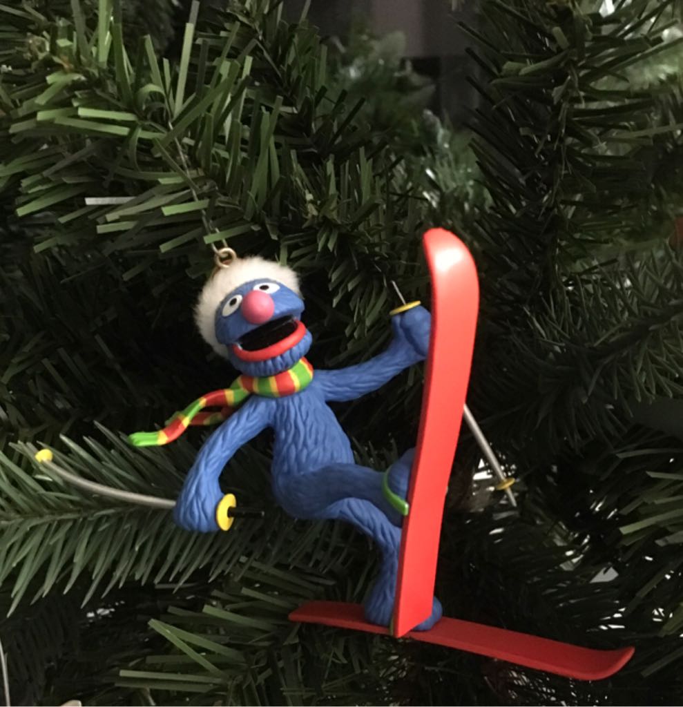 Grover - Sesame Street (The Muppets) ornament collectible [Barcode 018100722883] - Main Image 2