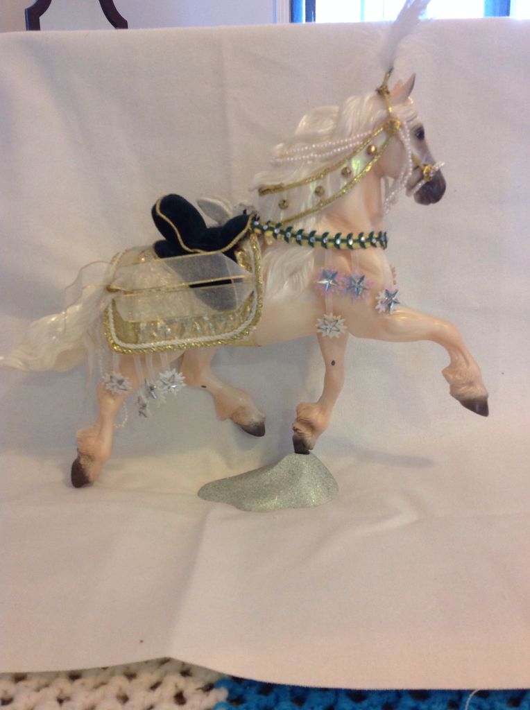 Noelle - Holiday Horse (Breyer Horse) ornament collectible [Barcode 019756780104] - Main Image 2