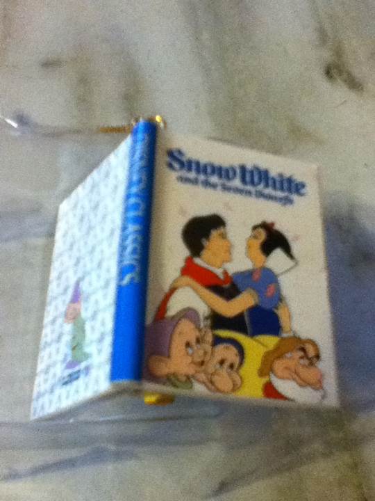 Snow White In Story Book - Snow White (Disney) ornament collectible [Barcode 035075535713] - Main Image 2