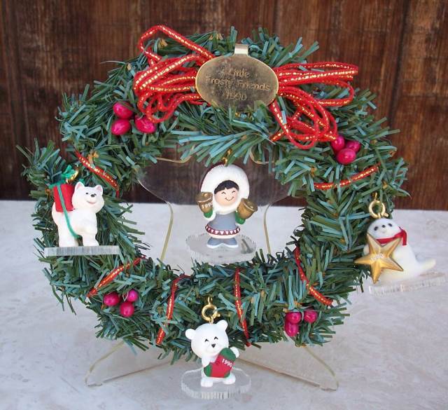 Little Frosty Friends Memory Wreath  - Little Frosty Friends (Frosty Friends) ornament collectible [Barcode 070000022845] - Main Image 2