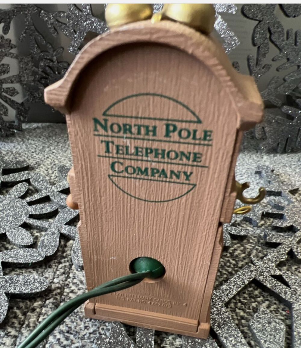 Santa’s Hot Line - The Peanuts Gang (Keepsake Magic, Light & Sound) ornament collectible [Barcode 070000027536] - Main Image 4