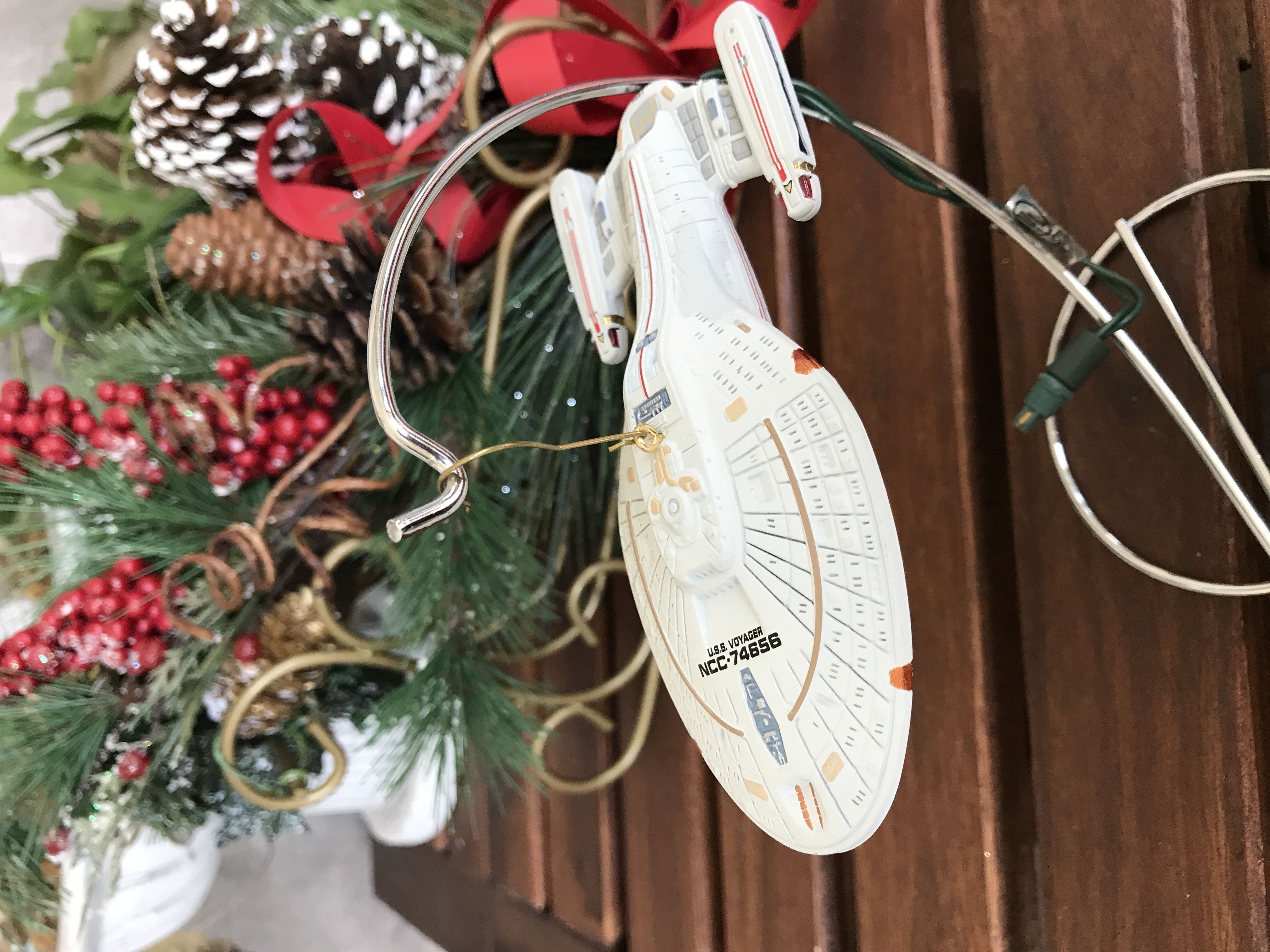 U.S.S. Voyager - Star Trek: Voyager (Star Trek) ornament collectible [Barcode 015012362114] - Main Image 3