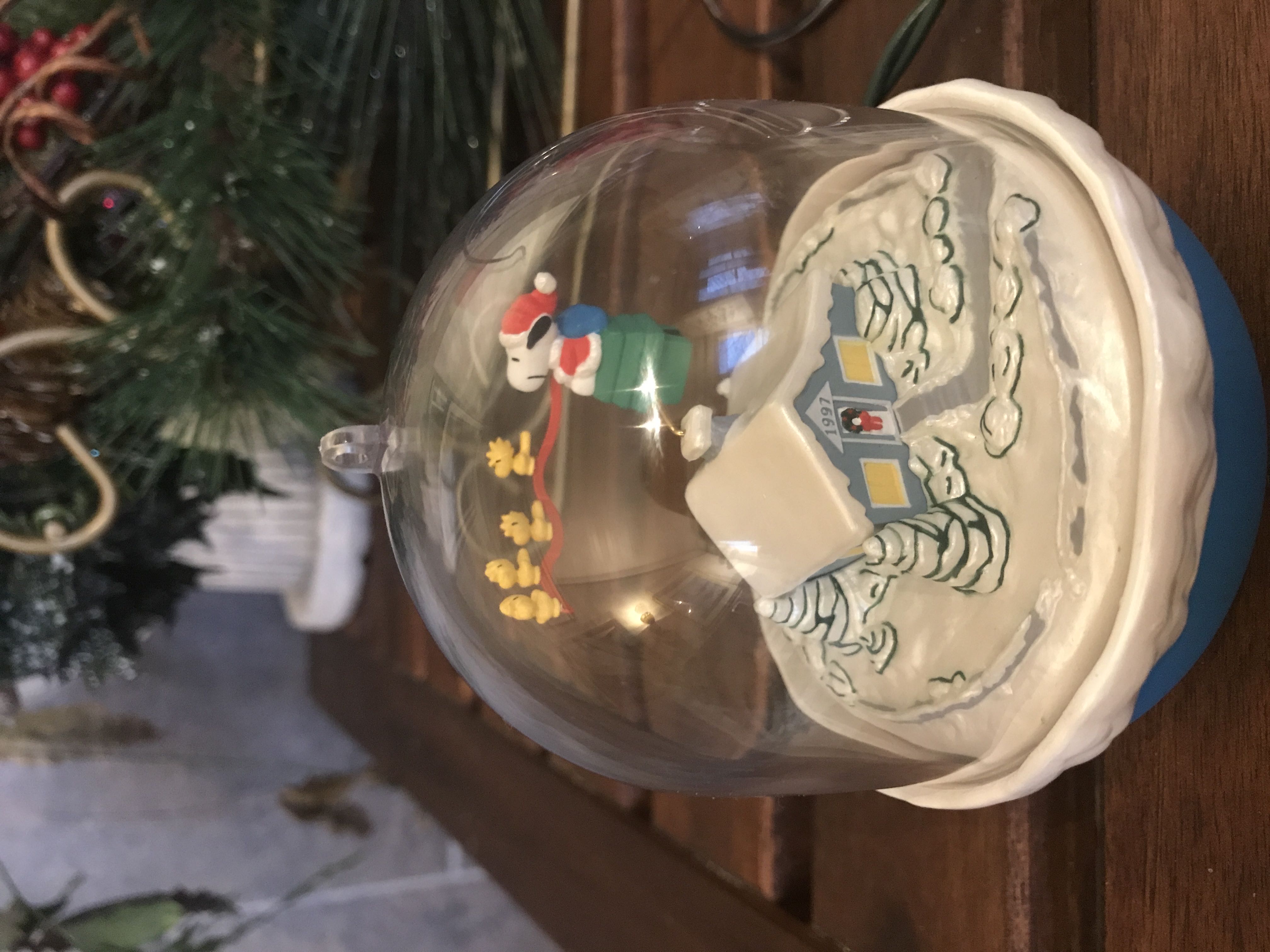 Snoopy Plays Santa  - The Peanuts Gang (Peanuts) ornament collectible [Barcode 015012365689] - Main Image 3