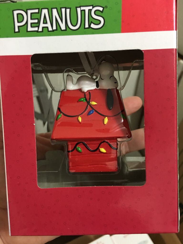 Snoopy Christmas Doghouse, The Peanuts Gang - Peanuts ornament collectible [Barcode 763795025275] - Main Image 2