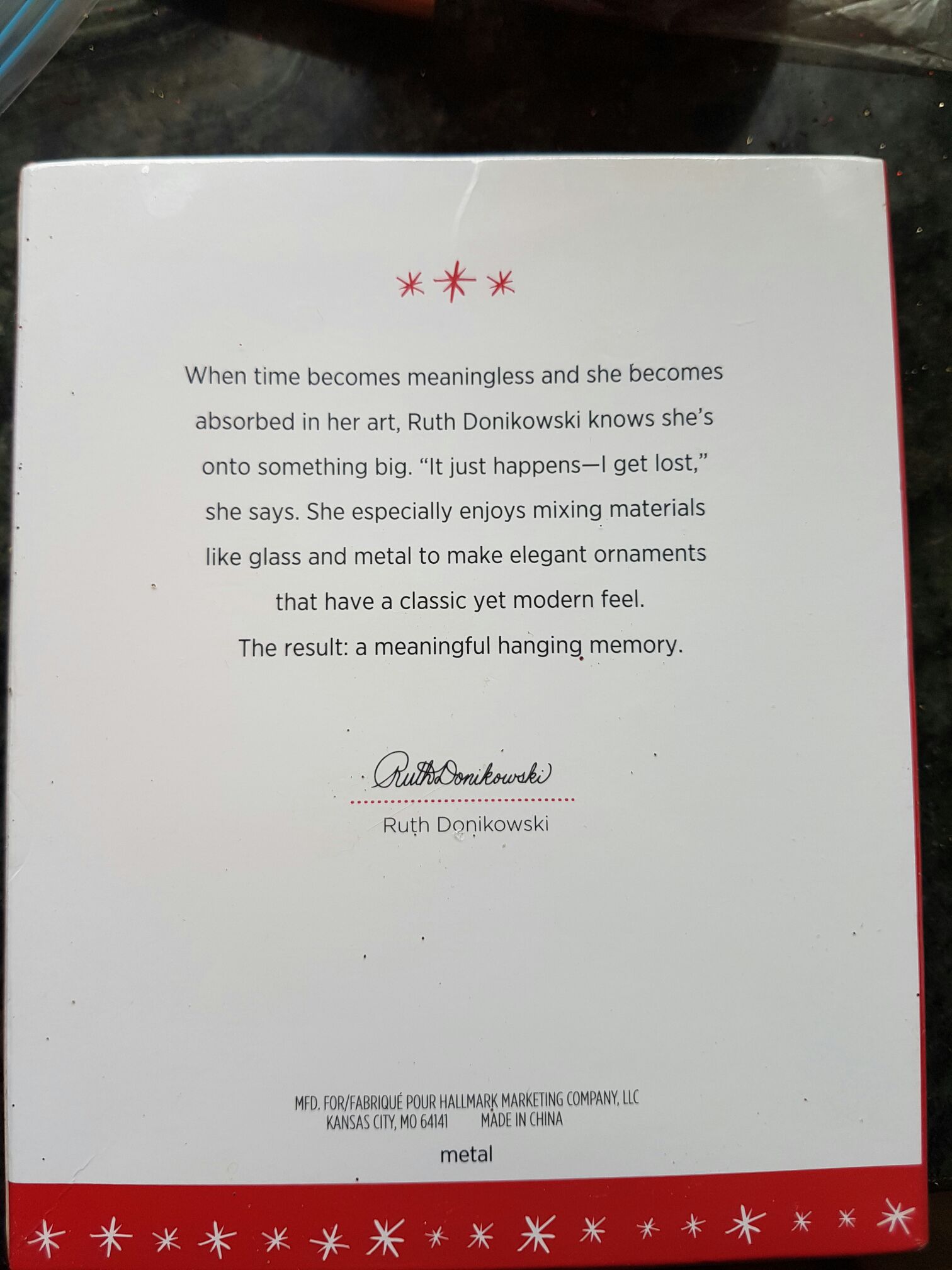 Holiday Wreath - Metal ornament collectible [Barcode 763795096190] - Main Image 2