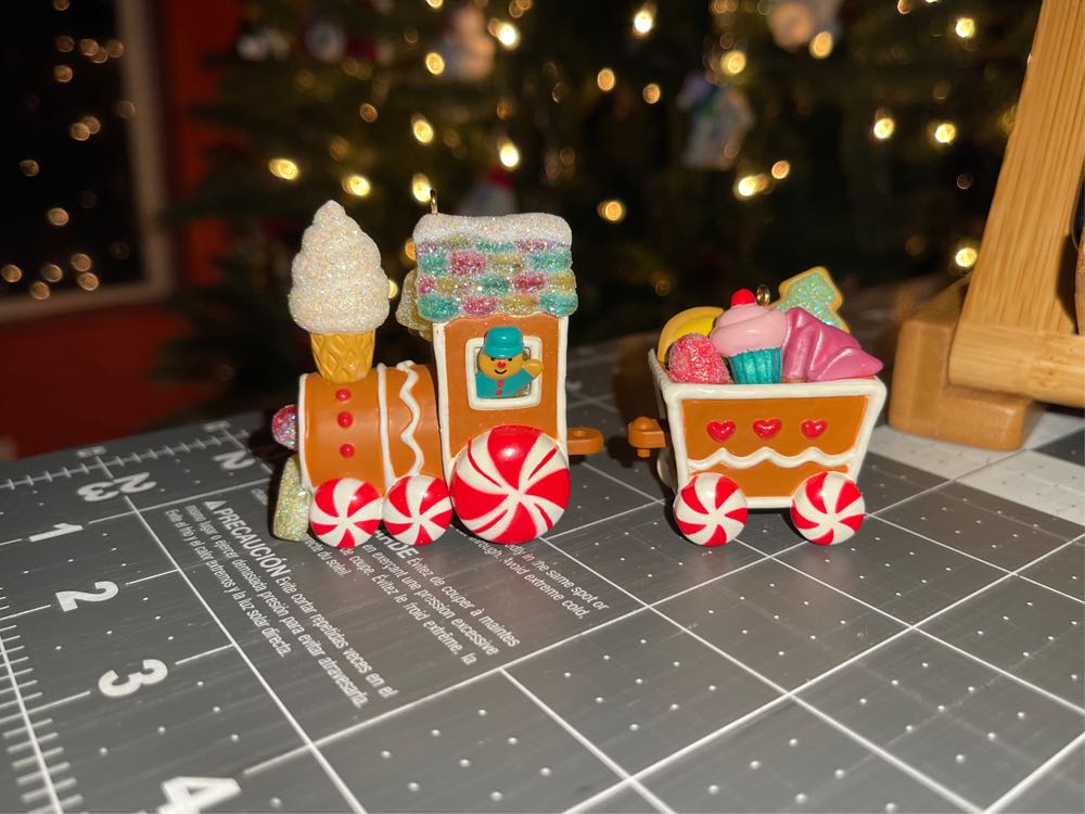 Noelville Express -club - Limited Edition - Noelville (Gingerbread) ornament collectible [Barcode 763795110858] - Main Image 4