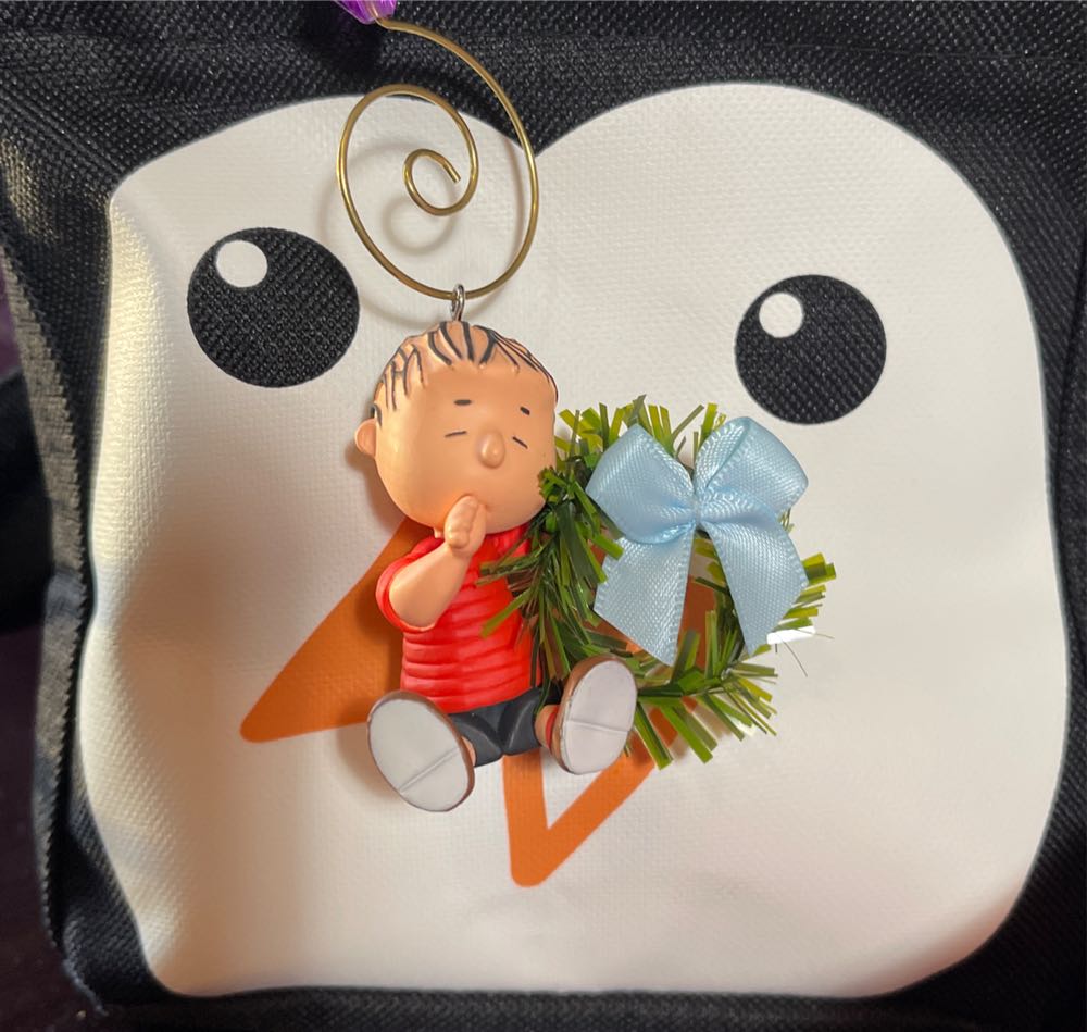 A Comfy Christmas For Linus - Snoopy (Peanuts) ornament collectible [Barcode 763795190751] - Main Image 4