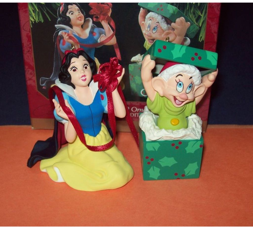 Snow White - Set of 2 Ornaments - Disney Snow White and the Seven Dwarfs (Disney) ornament collectible [Barcode 015012415612] - Main Image 2
