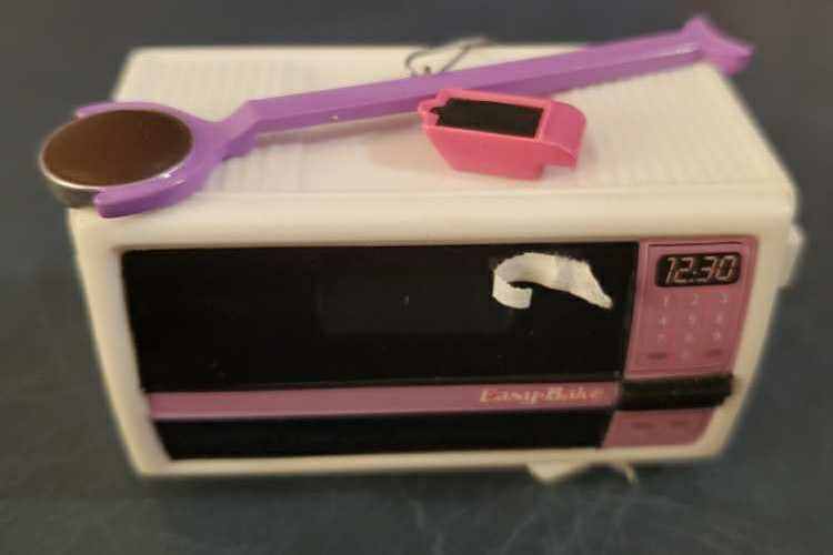 Easy-Bake Oven - Easy-Bake Oven (Toys) ornament collectible [Barcode 763795965595] - Main Image 3