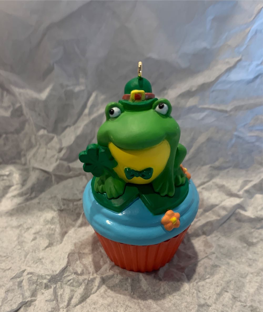 Keepsake Cupcakes #8 Lucky Leap-rechaun - Monthly Cupcake (Cupcake, Frog) ornament collectible [Barcode 763795982653] - Main Image 3