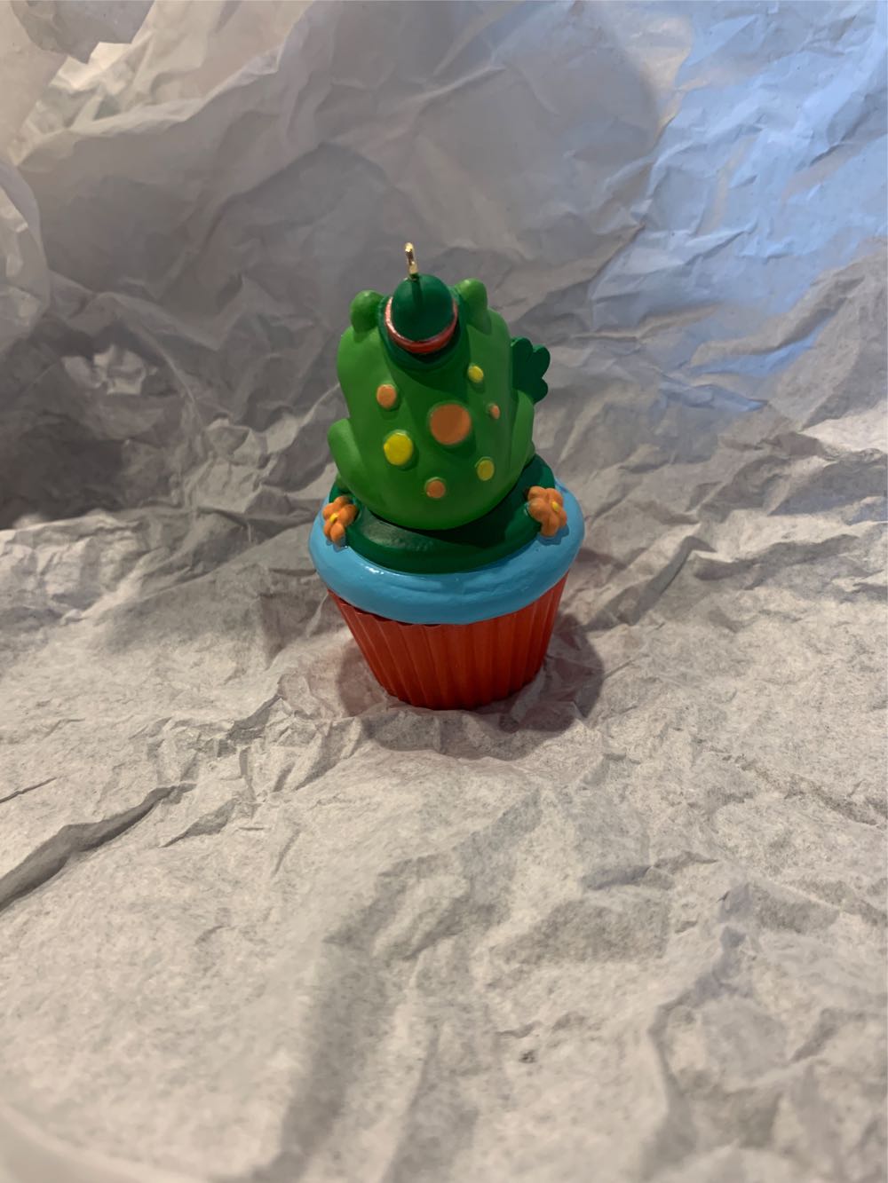 Keepsake Cupcakes #8 Lucky Leap-rechaun - Monthly Cupcake (Cupcake, Frog) ornament collectible [Barcode 763795982653] - Main Image 4