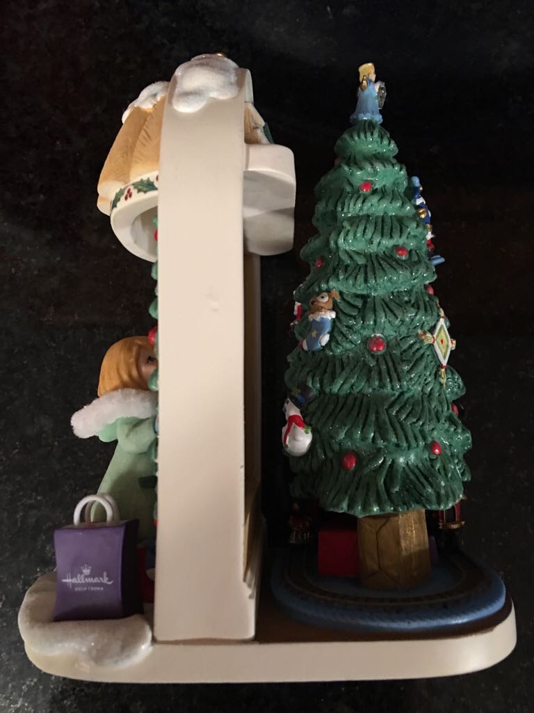 RP Artist The Little Window Shoppers - Christmas Windows (Christmas Windows) ornament collectible [Barcode 795902050535] - Main Image 2