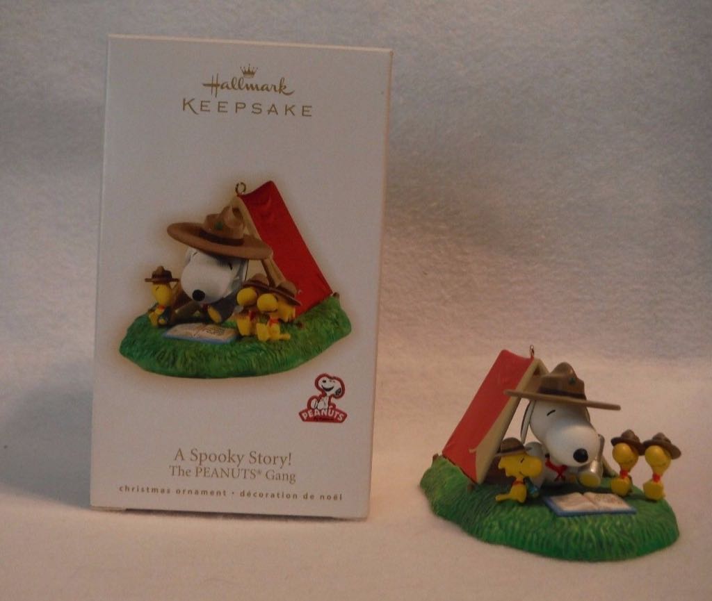 Hallmark Keepsake. Summer. The Peanuts Gang. A Spooky Story! 2009. - The Peanuts Gang (Peanuts) ornament collectible [Barcode 795902078973] - Main Image 2