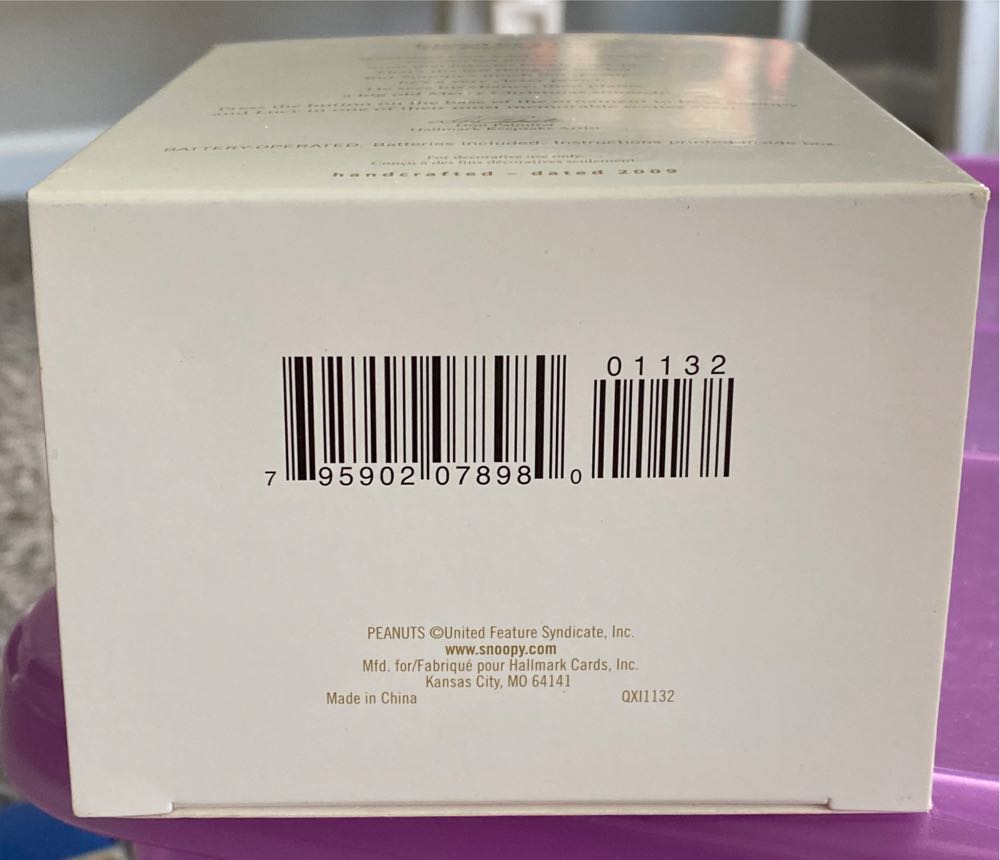 Kissed By A Dog - The Peanuts Gang (Peanuts) ornament collectible [Barcode 795902078980] - Main Image 4