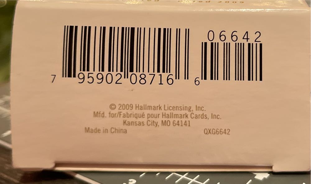 Kitchen Queen  (food) ornament collectible [Barcode 795902087166] - Main Image 3