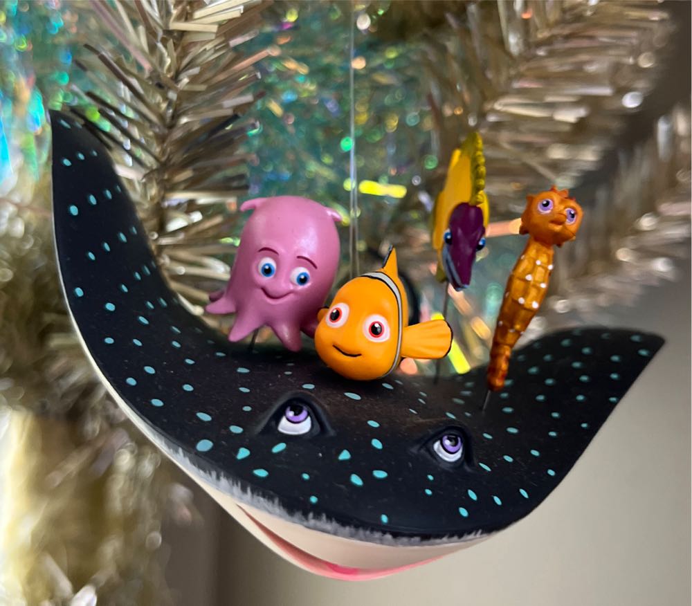 Learning With Mr. Ray - Disney Finding Nemo (Disney) ornament collectible [Barcode 795902087388] - Main Image 4